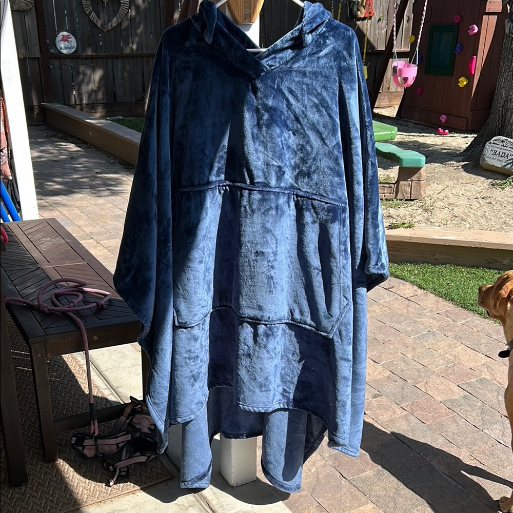 Throwzy NWT Women's Blue Hooded Poncho , Cozy One Size